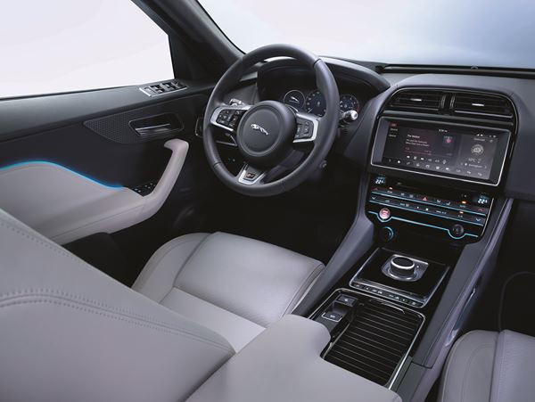 Le dynamique crossover Jaguar F-Pace attire les regards