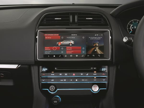 Le dynamique crossover Jaguar F-Pace attire les regards