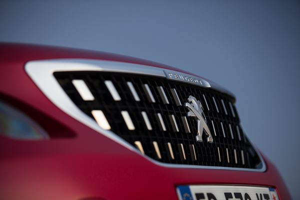 La Peugeot 2008 restylée affiche un design affirmé de SUV robuste