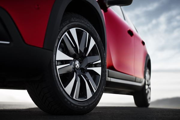 La Peugeot 2008 restylée affiche un design affirmé de SUV robuste