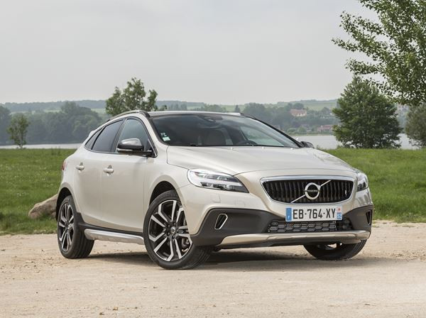 La Volvo V40 Cross Country restylée affiche un look baroudeur