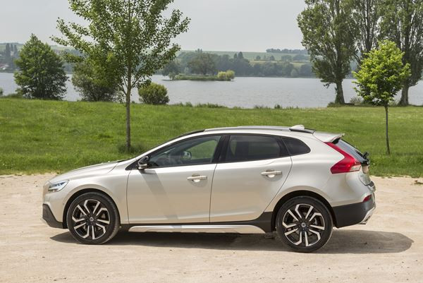 La Volvo V40 Cross Country restylée affiche un look baroudeur