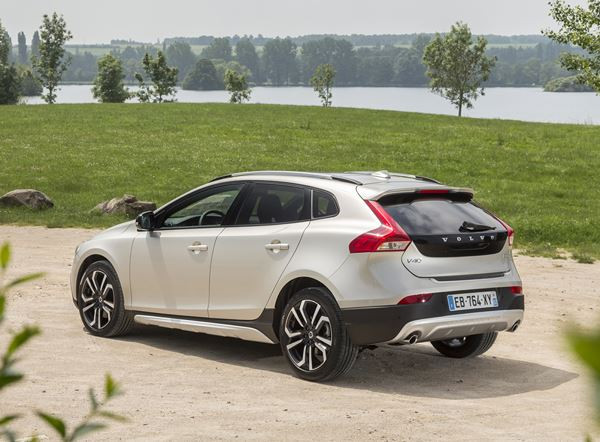 La Volvo V40 Cross Country restylée affiche un look baroudeur