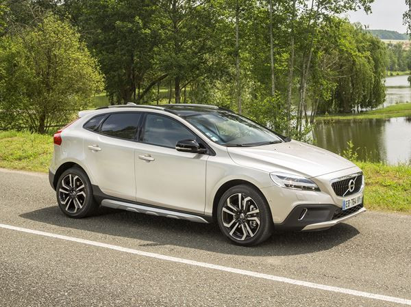 La Volvo V40 Cross Country restylée affiche un look baroudeur