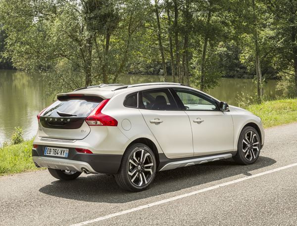 La Volvo V40 Cross Country restylée affiche un look baroudeur