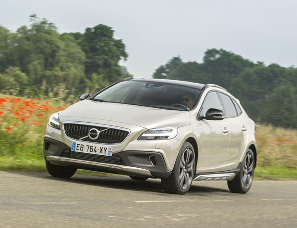 La Volvo V40 Cross Country restylée affiche un look baroudeur