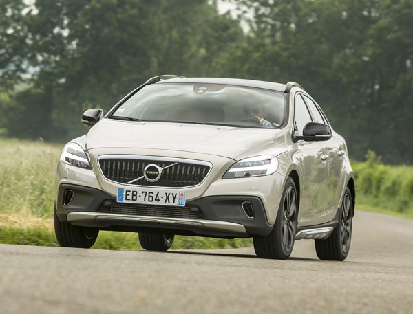 La Volvo V40 Cross Country restylée affiche un look baroudeur