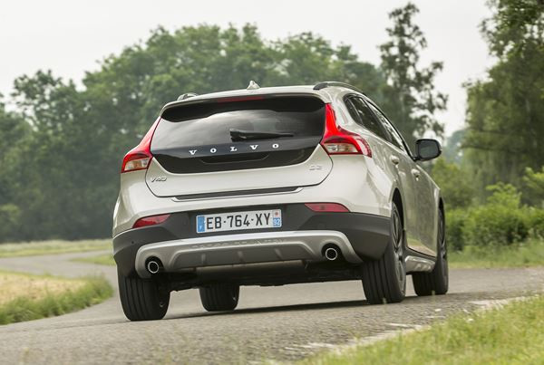 La Volvo V40 Cross Country restylée affiche un look baroudeur
