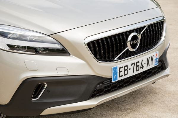 La Volvo V40 Cross Country restylée affiche un look baroudeur