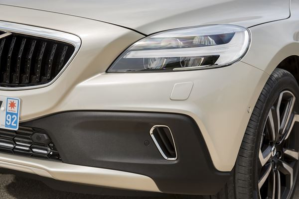 La Volvo V40 Cross Country restylée affiche un look baroudeur