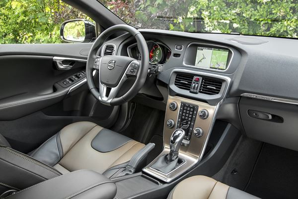 La Volvo V40 Cross Country restylée affiche un look baroudeur