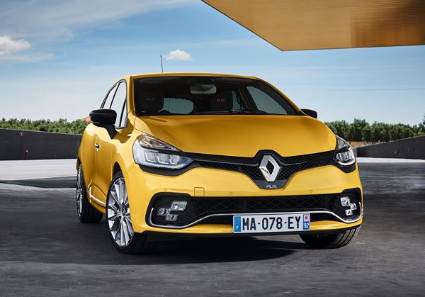 La Renault Clio R.S. s'élargit visuellement par un bouclier spécifique