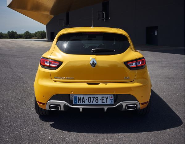 La Renault Clio R.S. s'élargit visuellement par un bouclier spécifique
