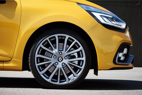 La Renault Clio R.S. s'élargit visuellement par un bouclier spécifique