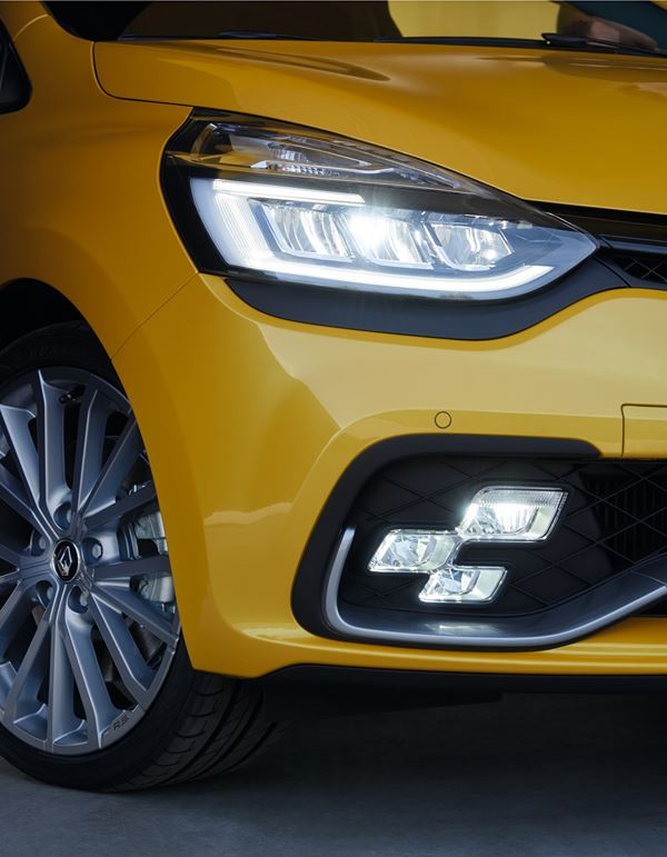 La Renault Clio R.S. s'élargit visuellement par un bouclier spécifique