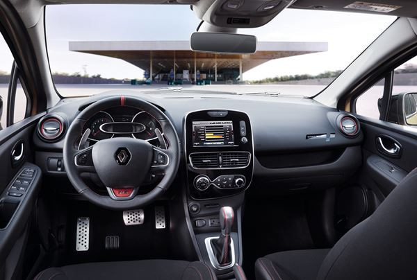 La Renault Clio R.S. s'élargit visuellement par un bouclier spécifique