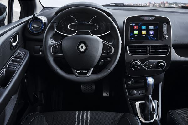 La Renault Clio R.S. s'élargit visuellement par un bouclier spécifique