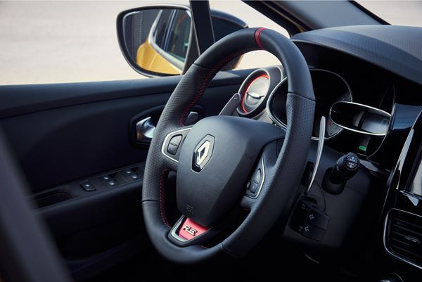 La Renault Clio R.S. s'élargit visuellement par un bouclier spécifique