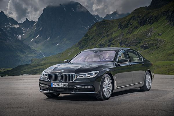 La berline de luxe BMW Série 7 adopte une motorisation hybride rechargeable