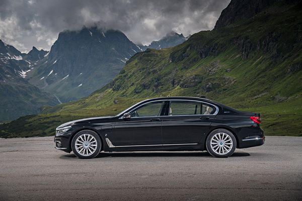 La berline de luxe BMW Série 7 adopte une motorisation hybride rechargeable