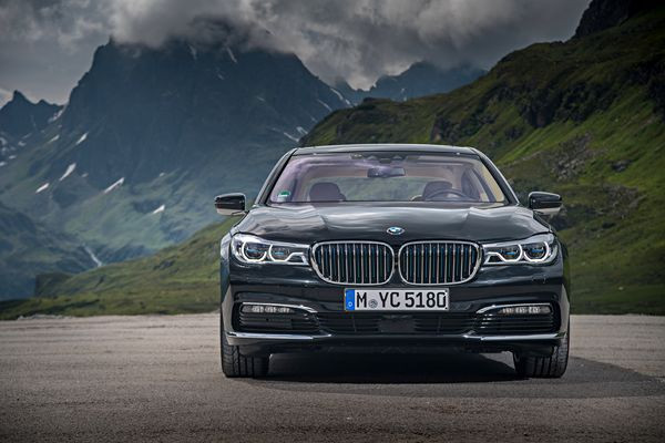 La berline de luxe BMW Série 7 adopte une motorisation hybride rechargeable