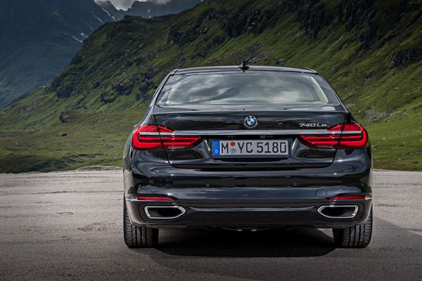 La berline de luxe BMW Série 7 adopte une motorisation hybride rechargeable