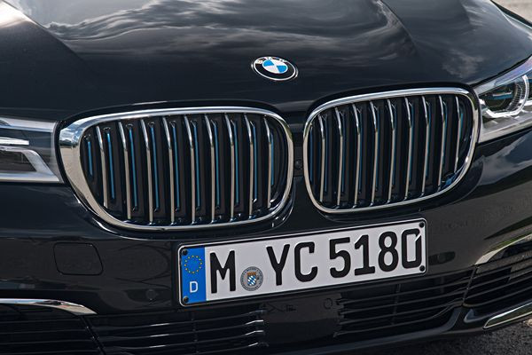 La berline de luxe BMW Série 7 adopte une motorisation hybride rechargeable