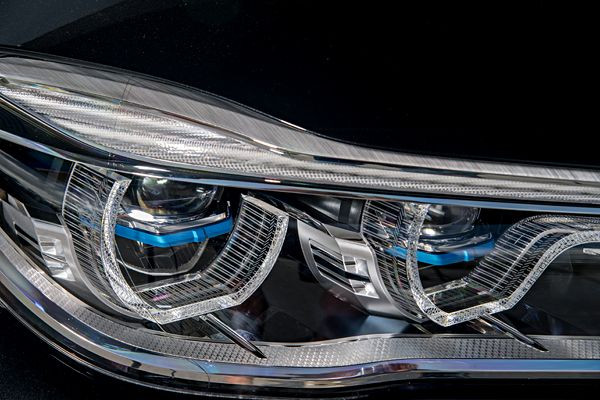 La berline de luxe BMW Série 7 adopte une motorisation hybride rechargeable