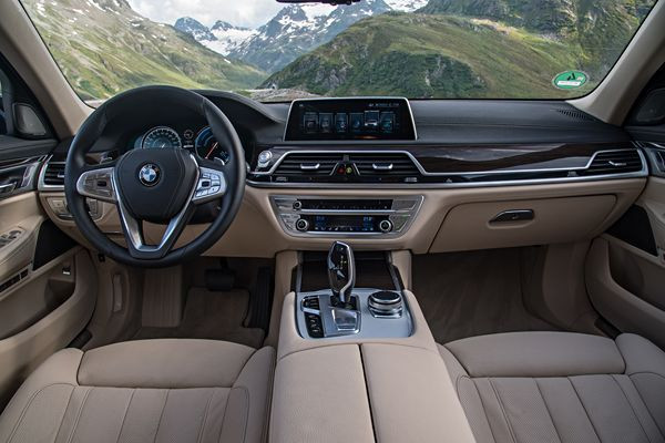 La berline de luxe BMW Série 7 adopte une motorisation hybride rechargeable