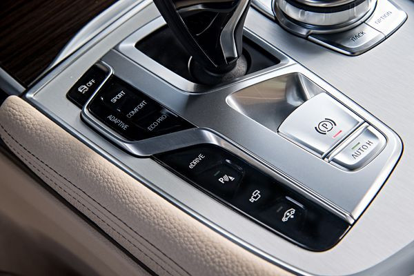 La berline de luxe BMW Série 7 adopte une motorisation hybride rechargeable