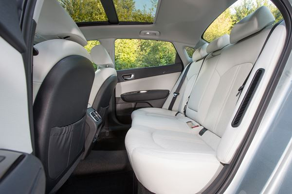 La Kia Optima hybride rechargeable peut parcourir 54 km en mode électrique