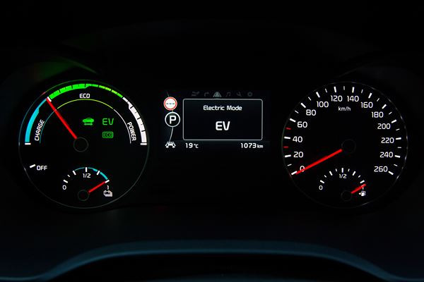La Kia Optima hybride rechargeable peut parcourir 54 km en mode électrique