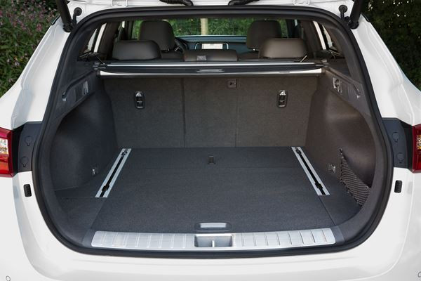 La Kia Optima SW offre un volume de chargement de 552 litres