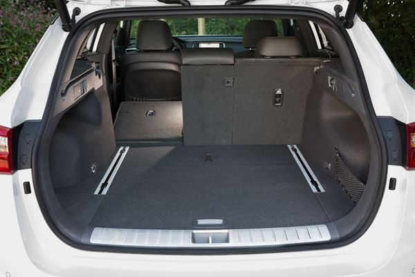 La Kia Optima SW offre un volume de chargement de 552 litres