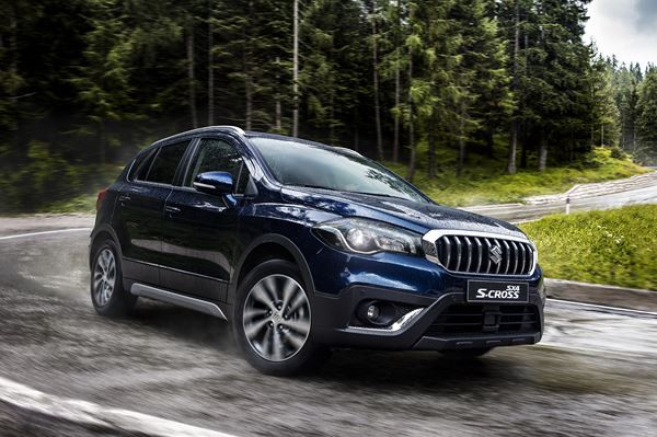 Le SUV compact Suzuki S-Cross adopte une calandre haute et puissante