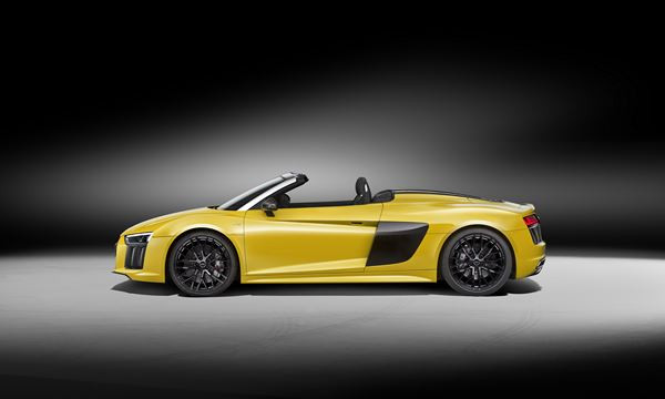 L'Audi R8 Spyder embarque une capote en tissu repliable en deux parties