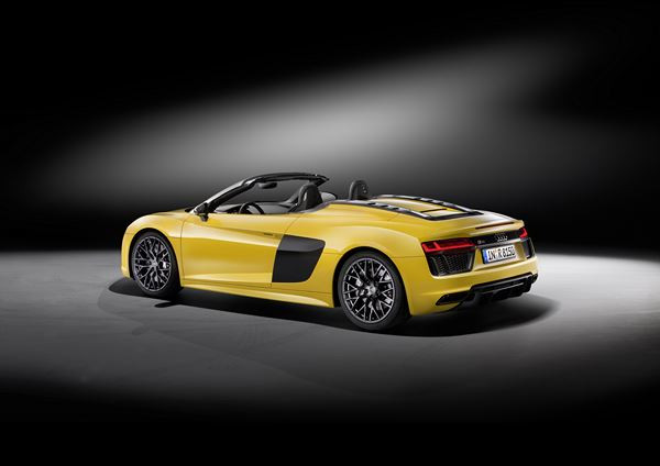 L'Audi R8 Spyder embarque une capote en tissu repliable en deux parties
