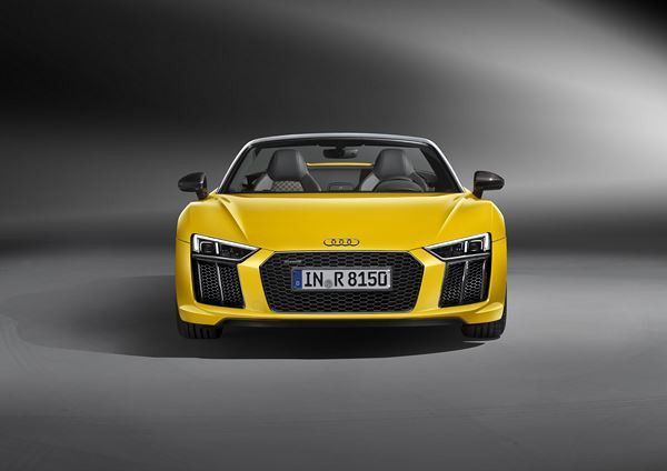 L'Audi R8 Spyder embarque une capote en tissu repliable en deux parties