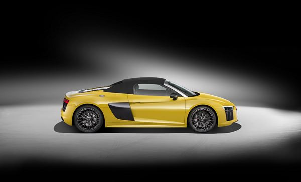 L'Audi R8 Spyder embarque une capote en tissu repliable en deux parties