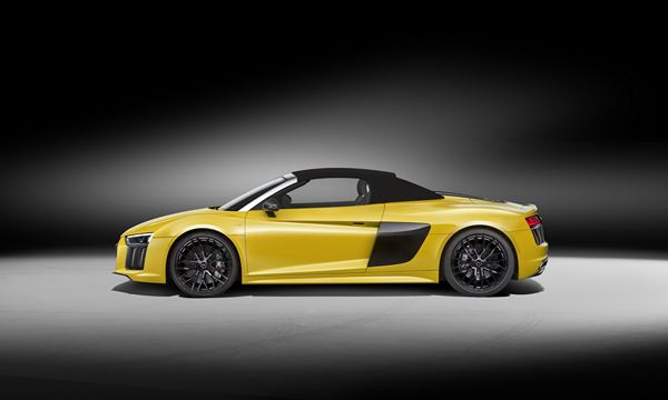 L'Audi R8 Spyder embarque une capote en tissu repliable en deux parties