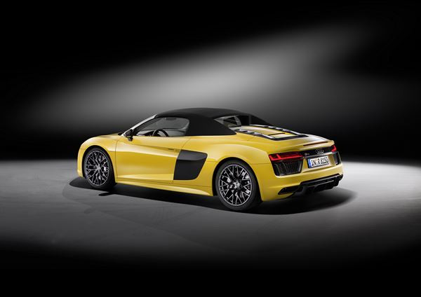 L'Audi R8 Spyder embarque une capote en tissu repliable en deux parties