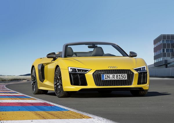 L'Audi R8 Spyder embarque une capote en tissu repliable en deux parties