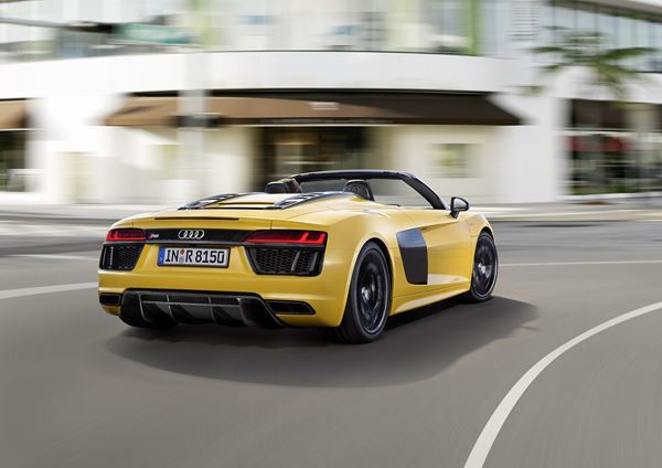 L'Audi R8 Spyder embarque une capote en tissu repliable en deux parties