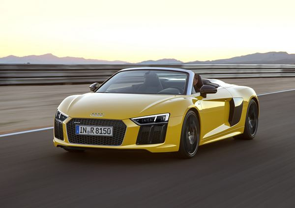 L'Audi R8 Spyder embarque une capote en tissu repliable en deux parties