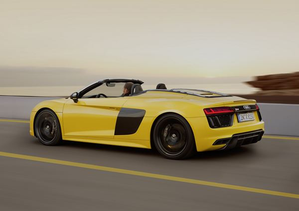 L'Audi R8 Spyder embarque une capote en tissu repliable en deux parties