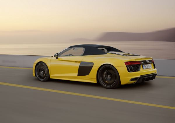 L'Audi R8 Spyder embarque une capote en tissu repliable en deux parties