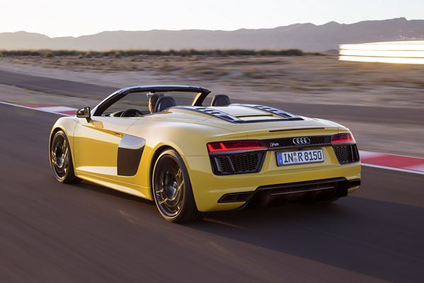 L'Audi R8 Spyder embarque une capote en tissu repliable en deux parties