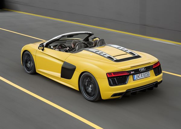 L'Audi R8 Spyder embarque une capote en tissu repliable en deux parties