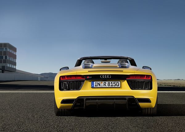 L'Audi R8 Spyder embarque une capote en tissu repliable en deux parties