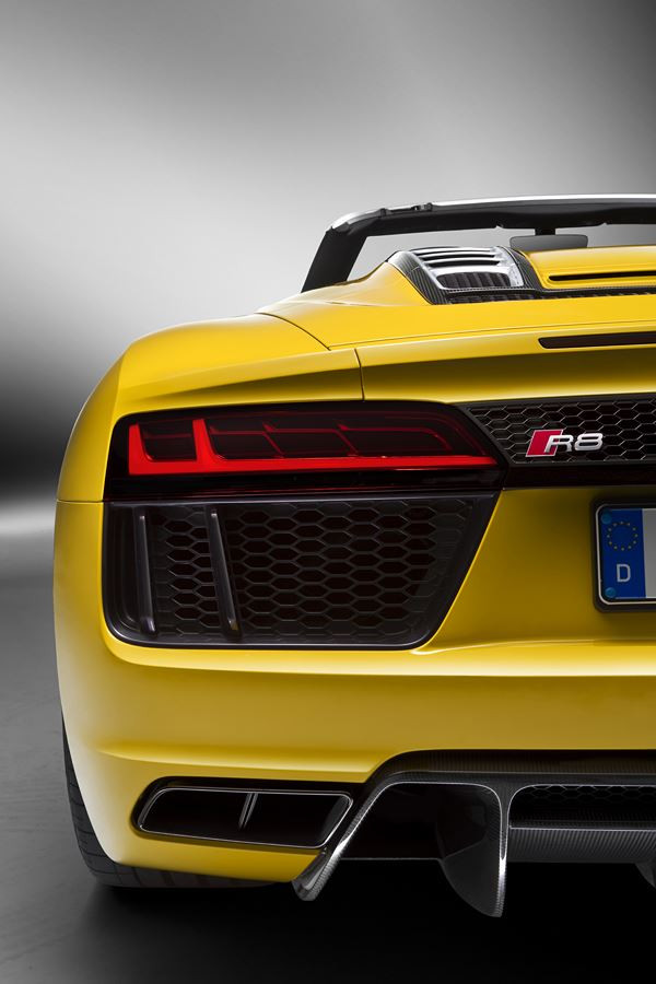 L'Audi R8 Spyder embarque une capote en tissu repliable en deux parties